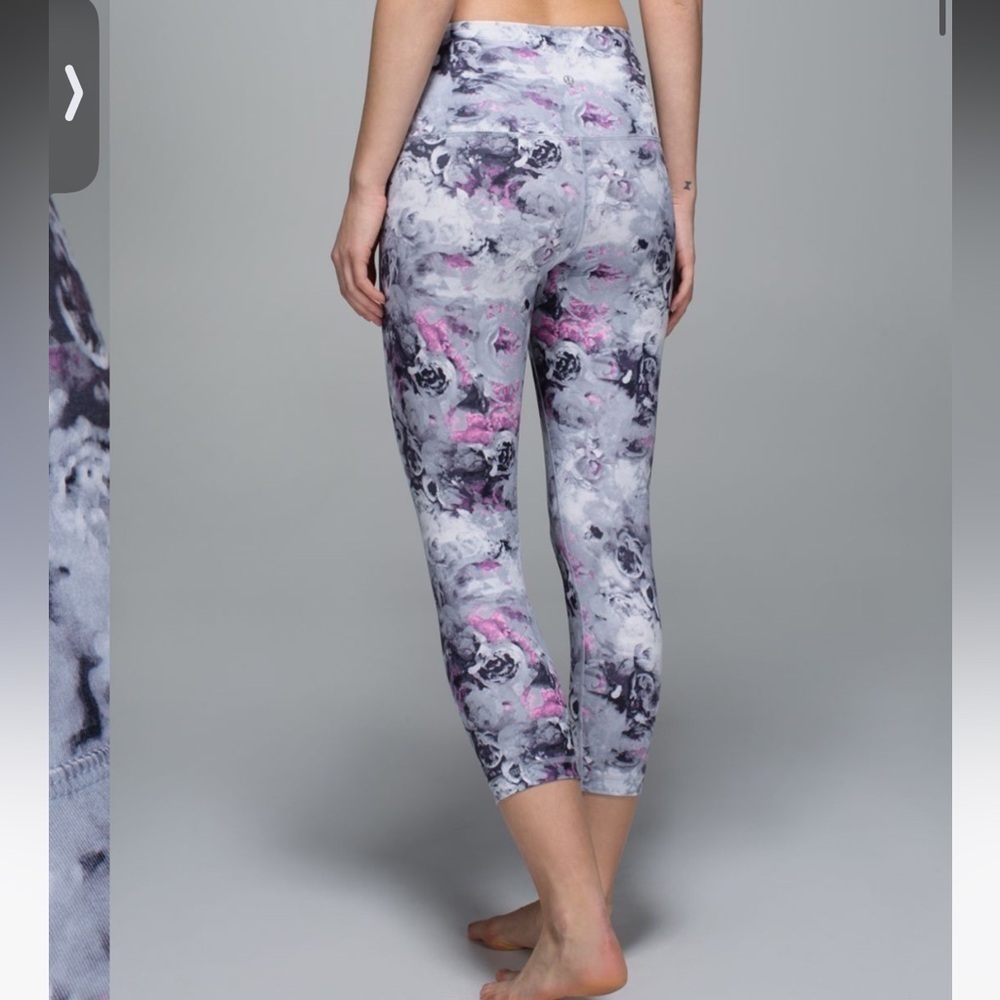 Lululemon Wunder Under Crop (Roll Down)
Moody Mirage White Deep Navy